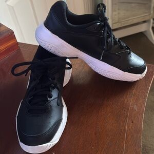 ⭐️⭐️Final Price New Nike Boys Youth Court Lite 2 Shoes— size 4Y